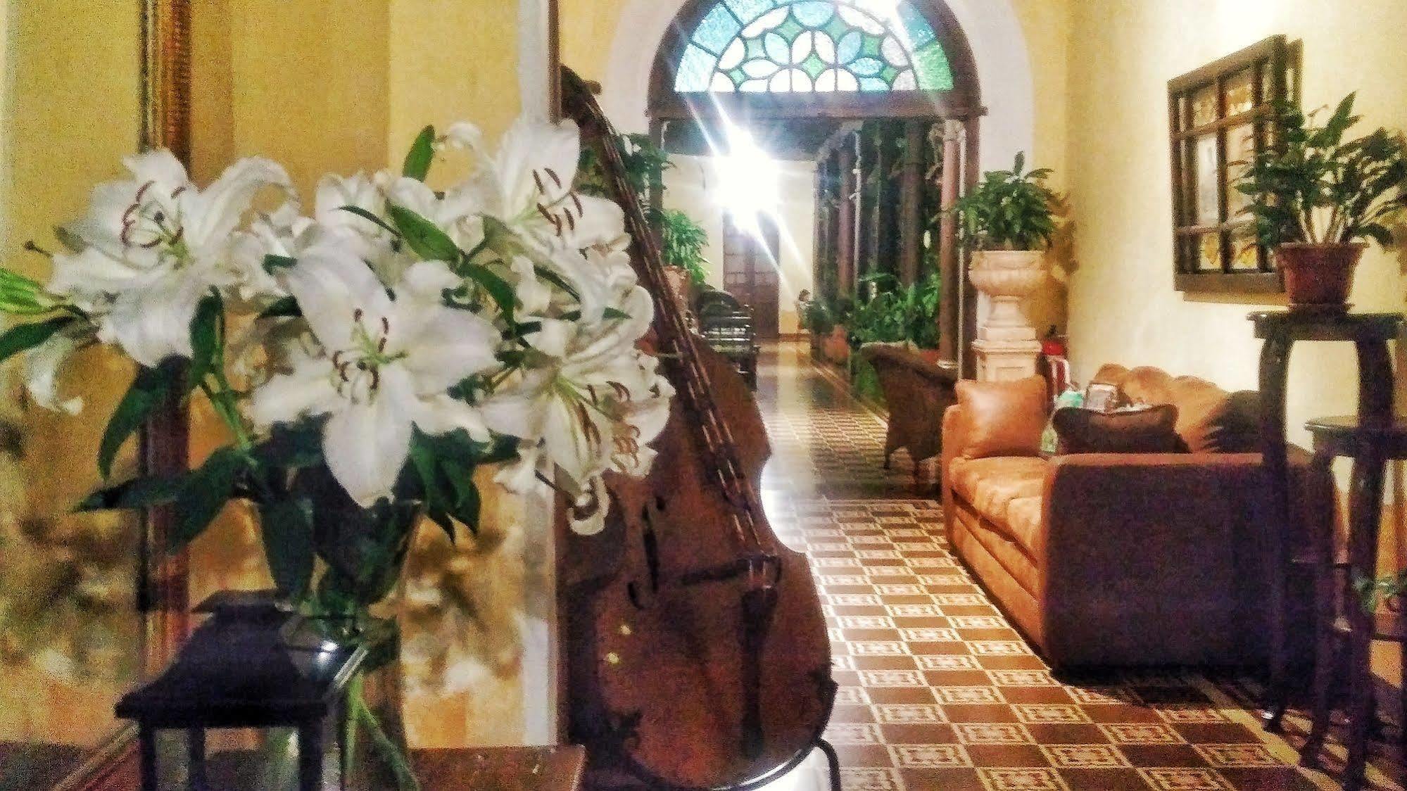 Hotel Aurora Antigua Bagian luar foto